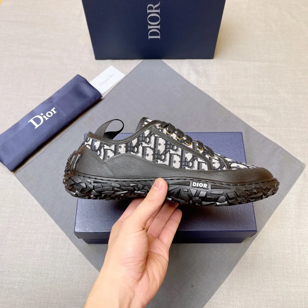 p480 Dior series low-top👟🔥[Dior] Dior's new casual men's shoes are launched in Hong Kong counters. Official website 1:1 production. Original Italian materials. Designed by European and American masters. Perfect shape to create counter quality. Solid color rubber wear-resistant outsole and classic dazzling head! Super versatile and very comfortable. High-end without losing taste, fashionable and novel! ! Absolute focus! Code number: 38-44, two colors available